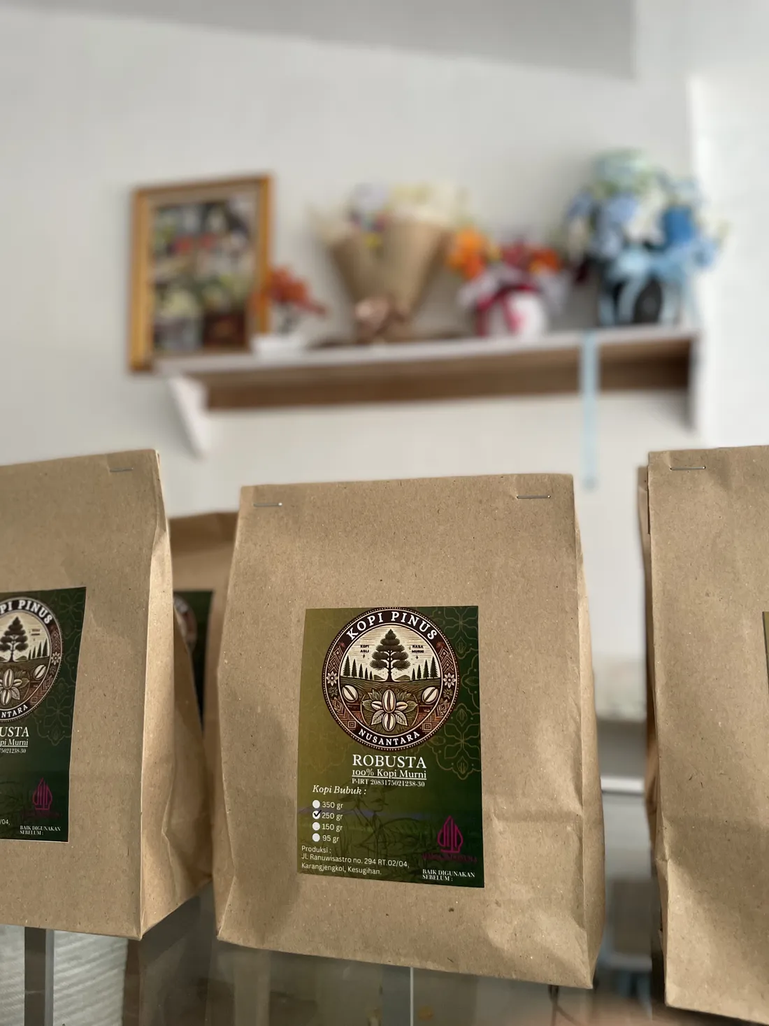 Kemasan Kopi Pinus tertata di rak toko