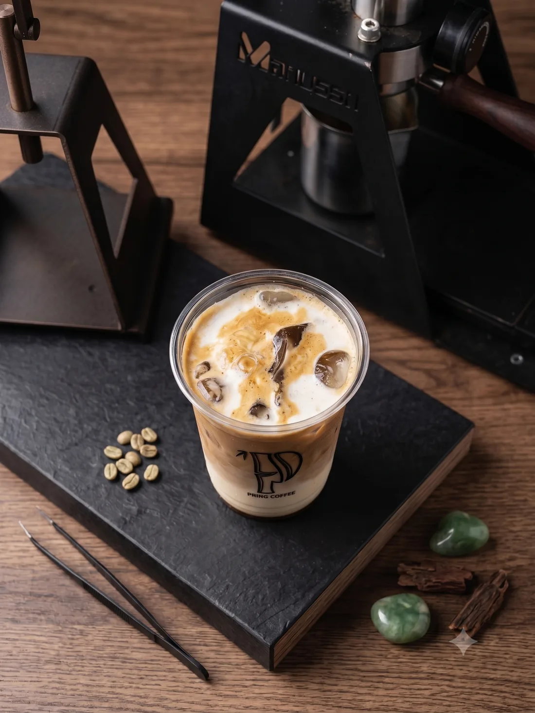 Ice coffee Kopi Pinus dengan foam di atas nampan gelap
