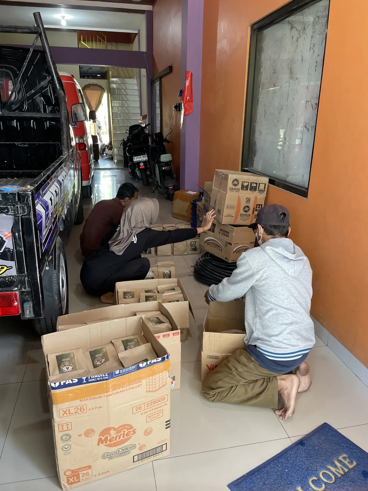 Tim Kopi Pinus mengemas pesanan kopi